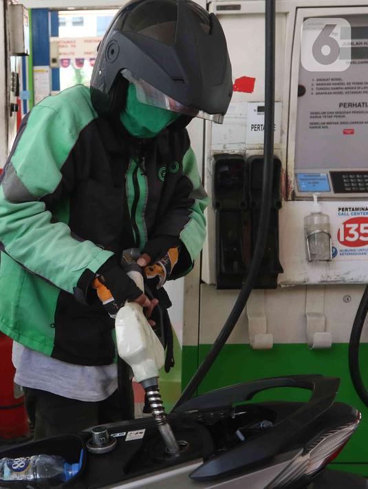 Pengendara motor mengisi bahan bakar di SPBU kawasan Jakarta, Senin (27/12/2021). Pemerintah berencana untuk menghapus Bahan Bakar Minyak (BBM) jenis Premium dan Pertalite dari peredaran secara bertahap dalam rangka peralihan penggunaan energi bersih. (Liputan6.com/Angga Yuniar)