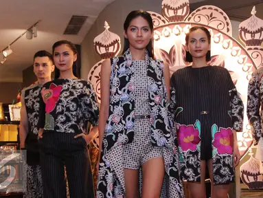 Model membawakan busana batik Kudus rancangan desainer Denny Wirawan saat pagelaran fashion dan pembukaan pop-up store di Jakarta, Rabu (30/9/2015). Menyambut hari Batik Nasional retail Balijava meluncurkan koleksi Batik Kudus. (Liputan6.com/Angga Yuniar)