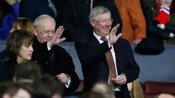 Sir Alex Ferguson menyapa fans saat menyaksikan pertandingan antara Manchester United dengan Chelsea di Stadion Old Trafford, Inggris (28/12). MU bermain imbang dengan Chelsea dengan skor 0-0. (Reuters/Phil Noble)