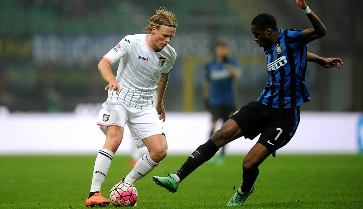 Gelandang Palermo, Oscar Hiljemark, berusaha melewati gelandang Inter Milan, Geoffrey Kondogbia. Kemenangan ini membuat La Beneamata berada pada posisi kelima klasemen sementara Serie A. (EPA/Daniele Mascolo)