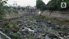Pengendara motor melintas di atas Jembatan Bendung Katulampa, Kota Bogor, Jawa Barat, Rabu (13/9/2023). (Liputan6.com/Herman Zakharia)