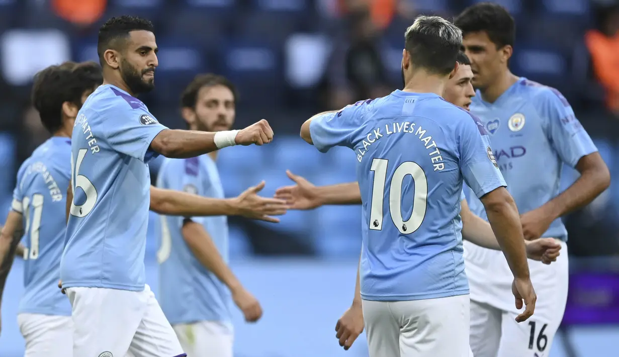 Pemain Manchester City, Riyad Mahrez, melakukan selebrasi usai membobol gawang Burnley pada laga Premier League di Stadion Etihad, Senin (22/6/2020). Manchester City menang 5-0 atas Burnley. (AP/Shaun Botterill)