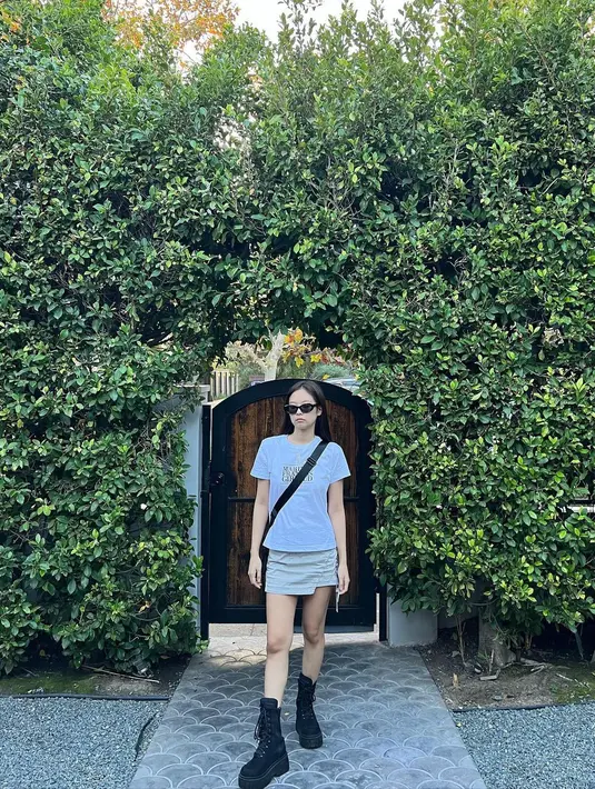 <p>Masih dengan gaya simple namun menarik perhatian, pemilihan rok pendek ala Jennie bisa jadi ide. Dipadu dengan cross body bag atau sling bag akan membuatmu mudah bergerak selama menikmati konser. [Instagram/jennierubyjane] Penulis: Mufiidaanaiilaa A.S</p>