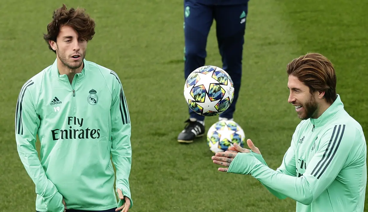 Bek Real Madrid, Sergio Ramos (kanan) saat mengikuti latihan tim di Valdebebas di Madrid, Spanyol (5/11/2019). Real Madrid akan melawan wakil Turki, Galatasaray pada Grup A Liga Champions di Estadio Santiago Bernabeu. (AP Photo/Manu Fernandez)