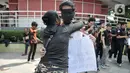 Seorang wanita memeluk pria penderita AIDS saat eringatan Hari AIDS Sedunia di Bundaran HI, Jakarta, Minggu (1/12/2019). Kegiatan ini bertujuan mengedukasi masyarakat tentang penyakit AIDS dan mengajak untuk peduli serta tidak menjauhkan penderita AIDS. (merdeka.com/Iqbal S. Nugroho)