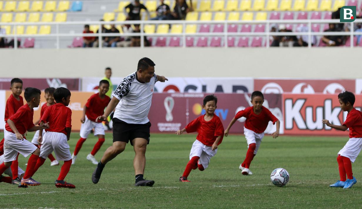 Legenda Timnas, Haryanto Tommy Prasetyo, bersama tiga orang legenda lainnya bertanding melawan 50 anak SSB saat memeriahkan acara Pembukaan Piala Presiden 2022 di Stadion Manahan, Solo, Jawa Tengah, Sabtu (11/6/2022). (Bola.com/Arief Bagus)
