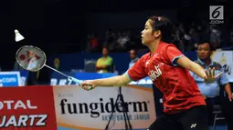 Pebulu tangkis Indonesia, Gregoria Mariska Tunjung mengembalikan kok ke arah Chen Yufei (China) pada putaran pertama Indonesia Open 2017 di Jakarta, Selasa (13/6). Gregoria unggul 17-21, 21-19, 21-19. (Liputan6.com/Helmi Fithriansyah)