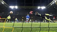 Penjaga gawang Borussia Dortmund Gregor Kobel menerima gol dari pemain Rangers John Lundstram pada pertandingan sepak bola Liga Europa di Dortmund, Jerman, 17 Februari 2022. Borussia Dortmund kalah 2-4. (AP Photo/Martin Meissner)