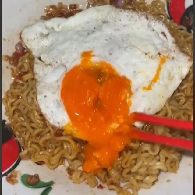 Viral Racikan Mi Instan Pakai Bawang dan Minyak Panas, Bakal Jadi Tren Baru?
