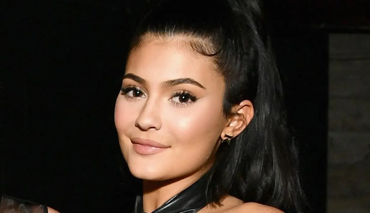 Kylie Jenner menunjukkan bahwa dirinya mendukung Travis Scott dengan hadir di konsernya di Paris. (MICHAEL BUCKNER/VARIETY/REX/SHUTTERSTOCK/HollywoodLife)