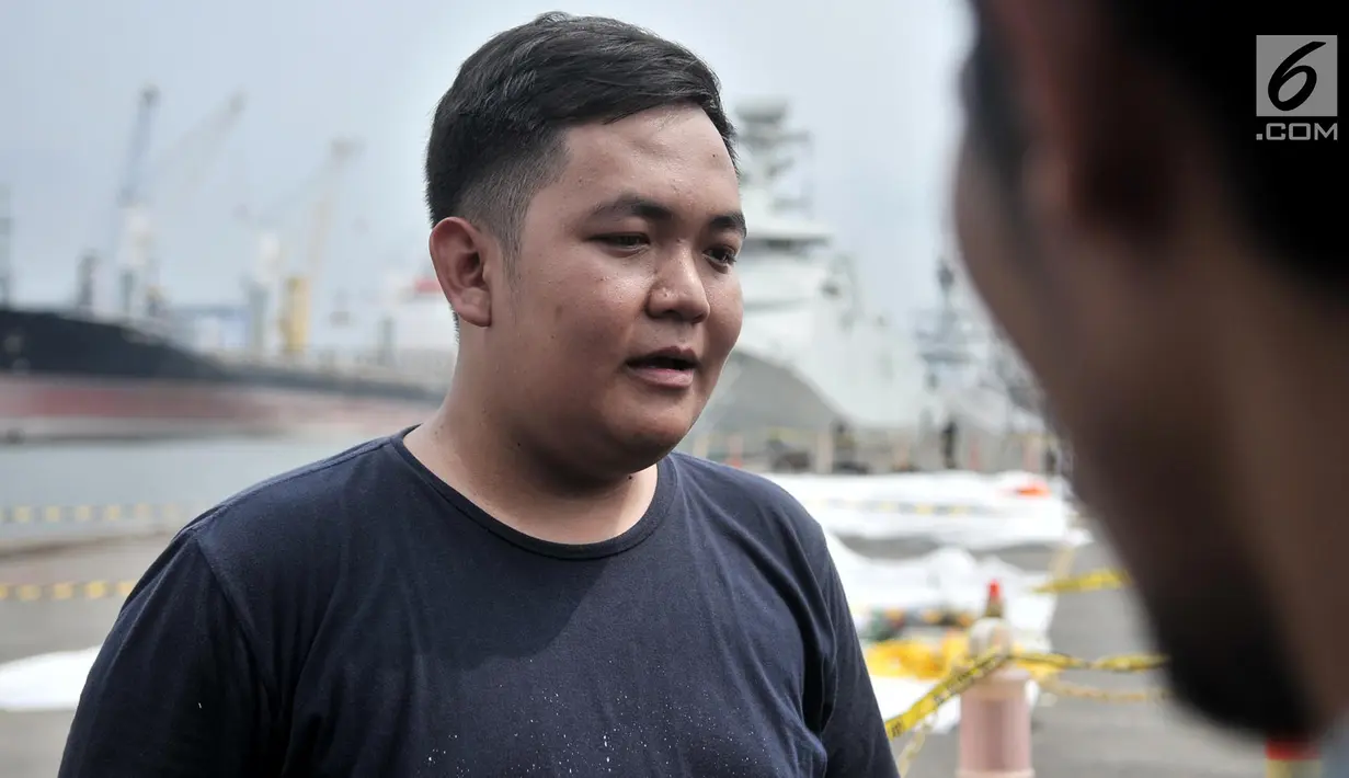 Salah satu keluarga korban memeberi keterangan kepada awak media di posko di Pelabuhan Tanjung Priok, Jakarta, Selasa (30/10). Mereka datang karena ingin melihat barang-barang milik kerabat yang ditemukan tim evakuasi. (Merdeka.com/Iqbal S. Nugroho)