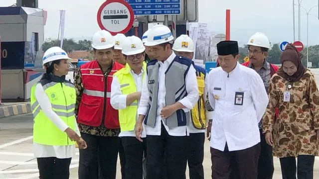Presiden Joko Widodo (Jokowi) meresmikan jalan tol Pejagan-Pemalang seksi III dan IV di Tegal, Jawa Tengah, Jumat (9/11/2018).
