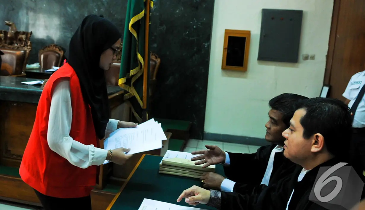 Assyifah Ramadani membagikan berkas pembelaannya dalam sidang Pengadilan Negeri Jakarta Pusat, Selasa (18/11/2014). (Liputan6.com/Faisal R Syam)