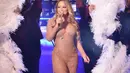 “Oke. Jadi kami tidak melakukan check sound pada lagu ini (Emotion),” ucap Mariah di tengah penampilannya. (AFP/Bintang.com)