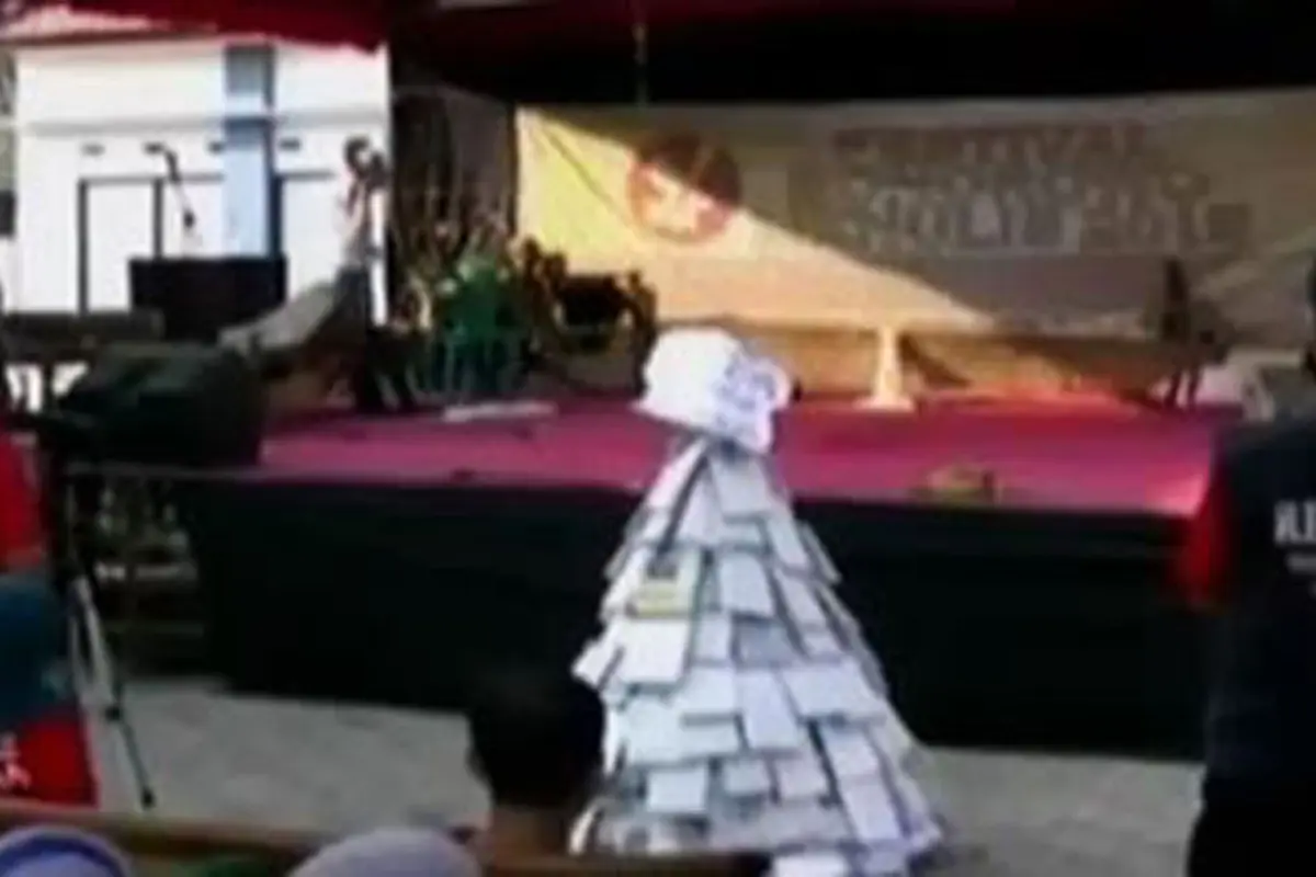 Unik, Puluhan Warga Tulungagung Berebut Tumpeng Buku