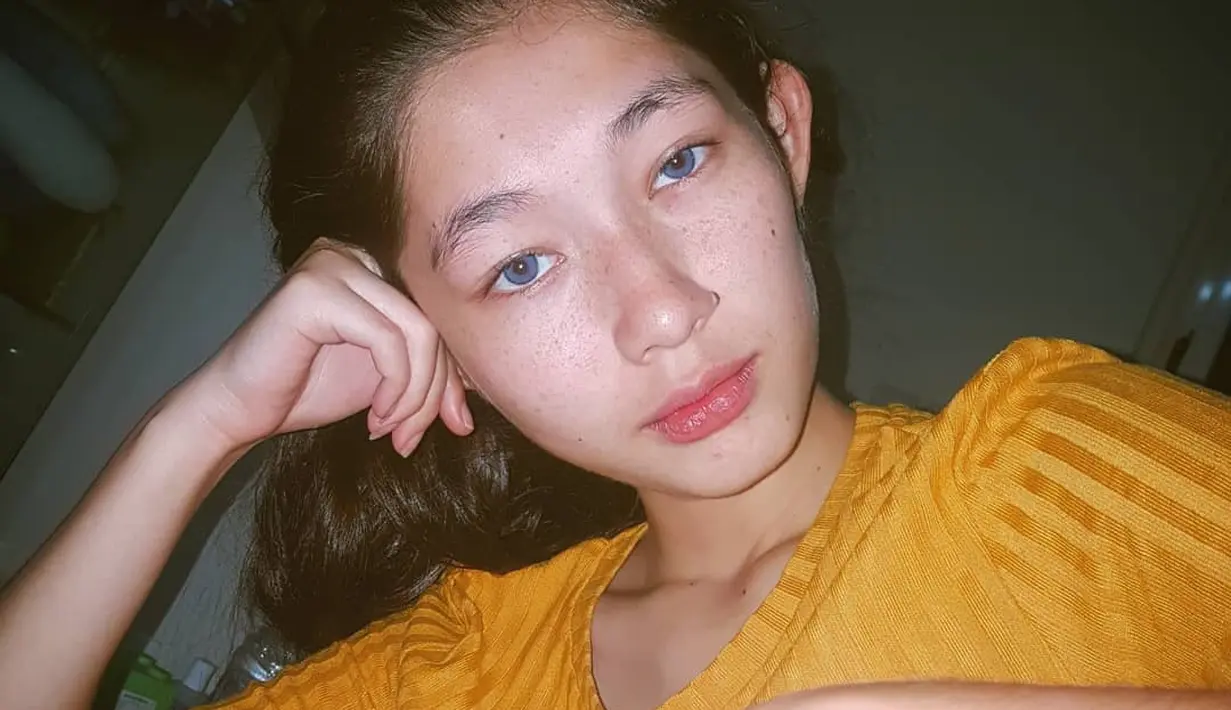 Devina Aureel dikenal sebagai sosok yang ekspresif dan humoris. Dalam tampilan dengan makeup atau tanpa makeup, gayanya tetap menarik perhatian. (Liputan6.com/IG/@devinaureel)