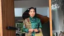 Dipadukan dengan kain Batik sebagai loose wrapped skirt dan selendang bahu berwarna cokelat hitam [@oliviazallianty]