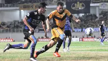 Pemain Mitra Kukar, Michael Orah (kanan), dikabarkan jadi fokus perhatian pemain Arema saat kedua tim bertemu di semifinal kedua Piala Jenderal Sudirman, Minggu (17/1/2016). (Bola.com/Kevin Setiawan)