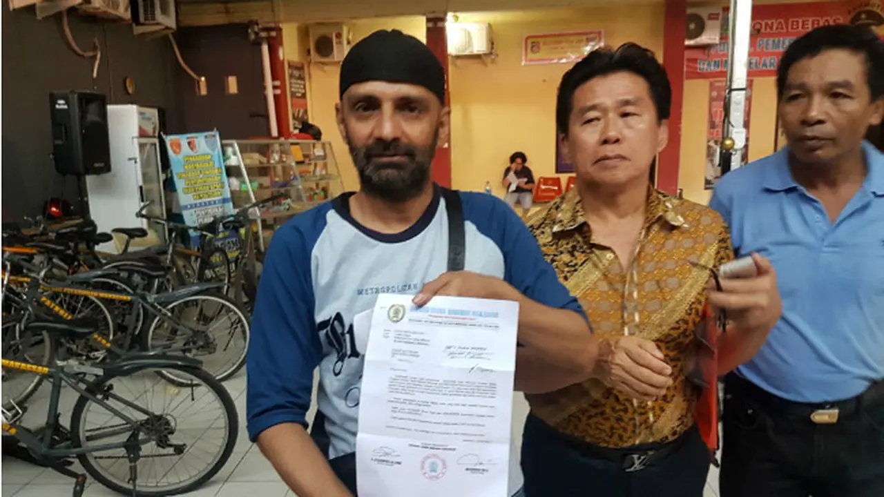 Aksi Pria Berpeci Hitam Berusaha Ambil Kembali Ribuan Miras Sitaan Polisi