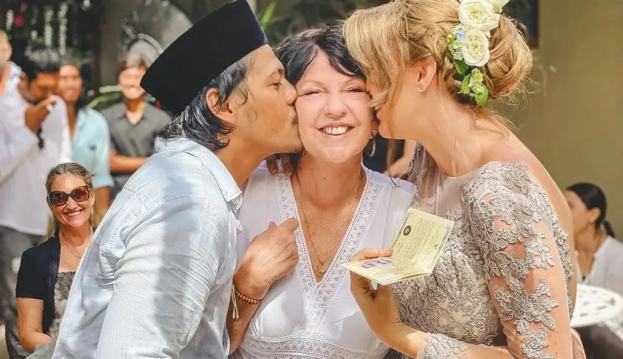 Momen bahagia Mayky Wongkar dan Ally usai menjalani ijab kabul. Keduanya pun memberikan kecupan kepada ibunda Ally. (Foto: Instagram/@mayk_wongkar)