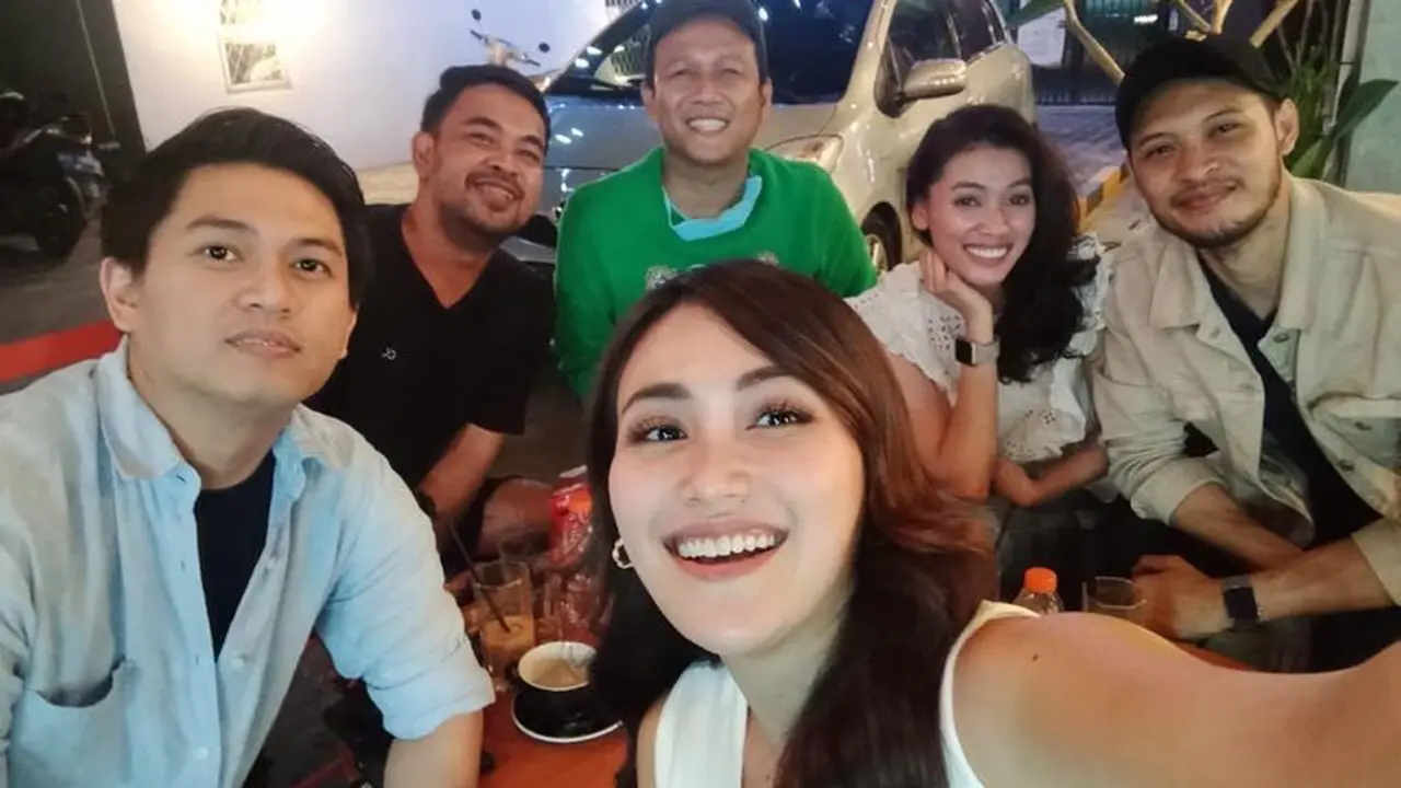 6 Momen Kebersamaan Ayu Ting Ting dan Pria yang Hadir di Ultah Ibunda, Jadi Sorotan