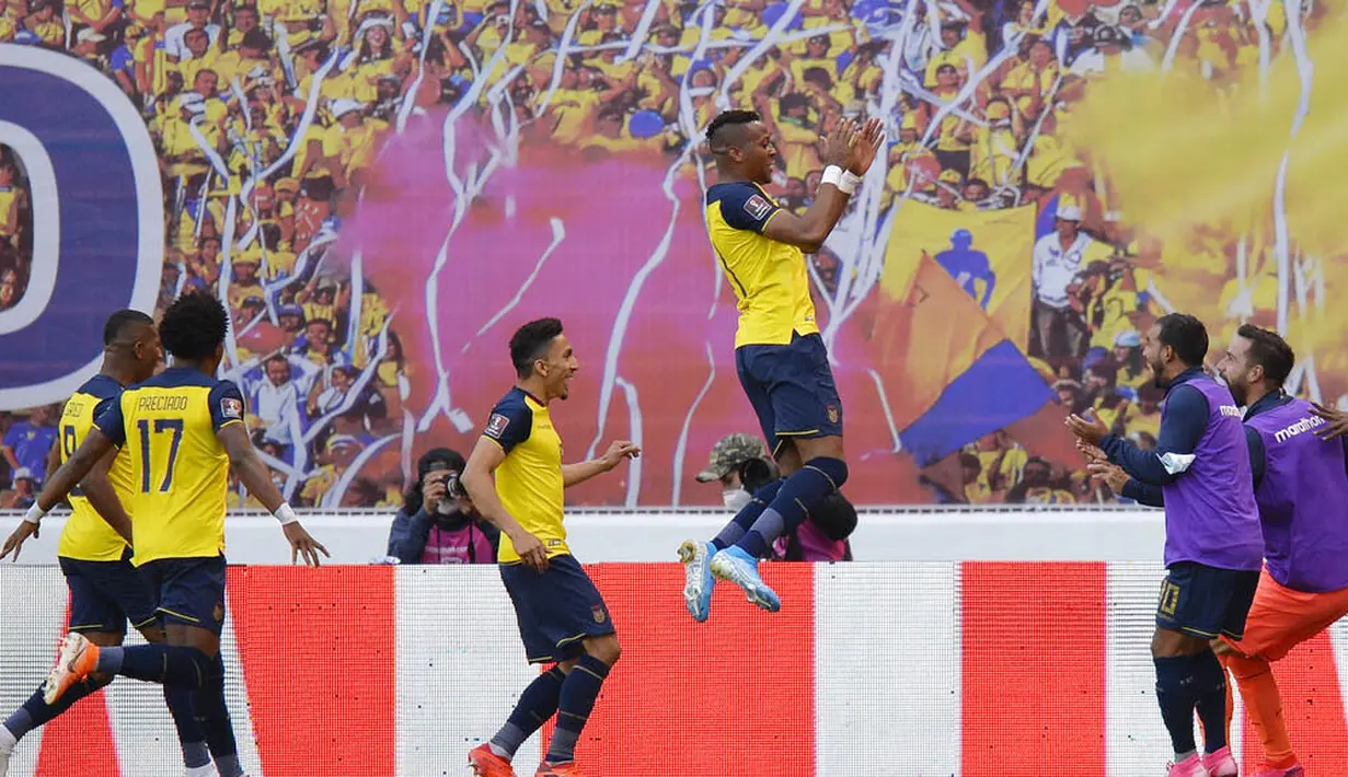 Pemain Ekuador, Michael Estrada, melakukan selebrasi usai mencetak gol ke gawang Uruguay pada laga kualifikasi Piala Dunia 2022 di Stadion Casa Blanca, Rabu (14/10/2020). Ekuador menang dengan skor 4-2. (Rodrigo Buendia/Pool via AP)