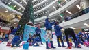 Anak-anak bermain dan memadati wahana salju yang ada di Mall Ciputra, Jakarta barat, Selasa (19/12). Area bermain salju atau Snow Playland memberikan nuansa salju sungguhan, seluas 100 meter persegi. (Liputan6.com/Faizal Fanani)