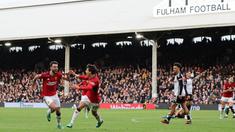 Selebrasi pemain MU setelah Bruno Fernandes (kiri) mencetak gol ke gawang Fulham dalam pekan ke-11 Premier League 2023/2024 yang berlangsung di Stadion Craven Cottage, London, Sabtu (4/11/2023) malam WIB. (AFP/Adrian Dennis)