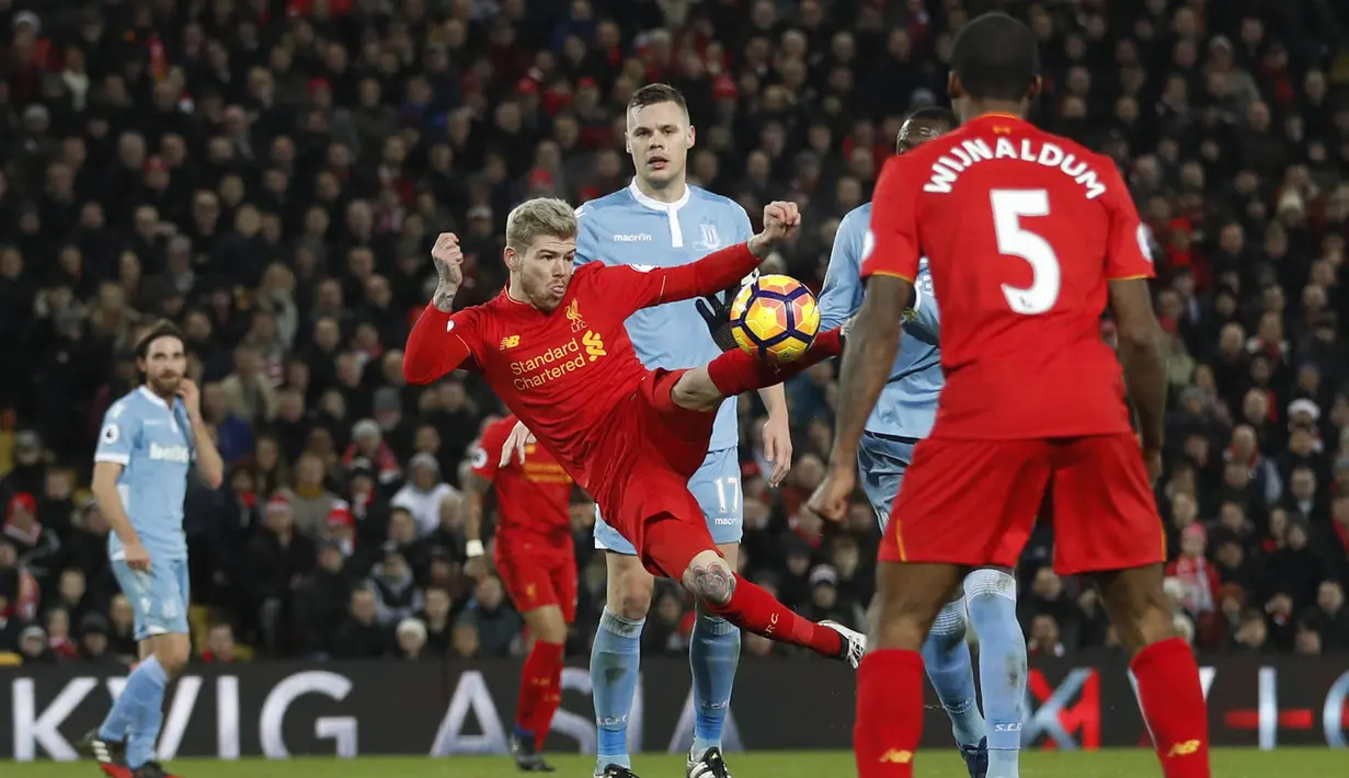 Bek Liverpool, Alberto Moreno, berusaha membobol gawang Stoke. Kemenangan ini membuat Liverpool naik ke posisi kedua klasemen Premier League, terpaut enam poin dari pimpinan teratas, Chelsea. (Reuters/Carl Recine)