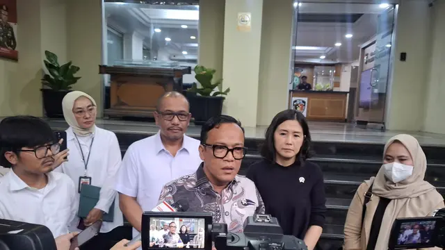 Wakil Menteri Ketenagakerjaan Immanuel Ebenezer dan Wakil Menteri Pemberdayaan Perempuan dan Perlindungan Anak, Veronica Tan saat mendatangi kantor Polda Metro Jaya, Rabu (7/5/2025).