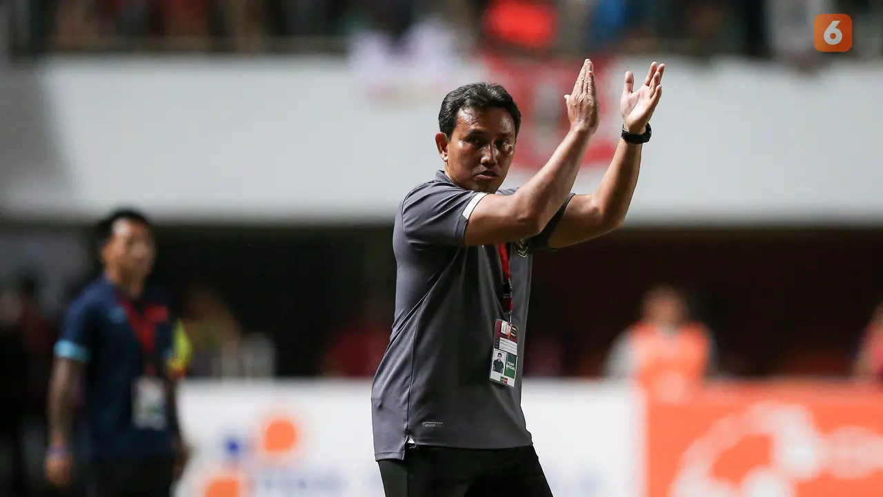 Foto: Bima Sakti dan Timnas Indonesia U-16 Kasih Kado Trofi Juara Piala AFF U-16 2022 untuk Kemerdekaan RI