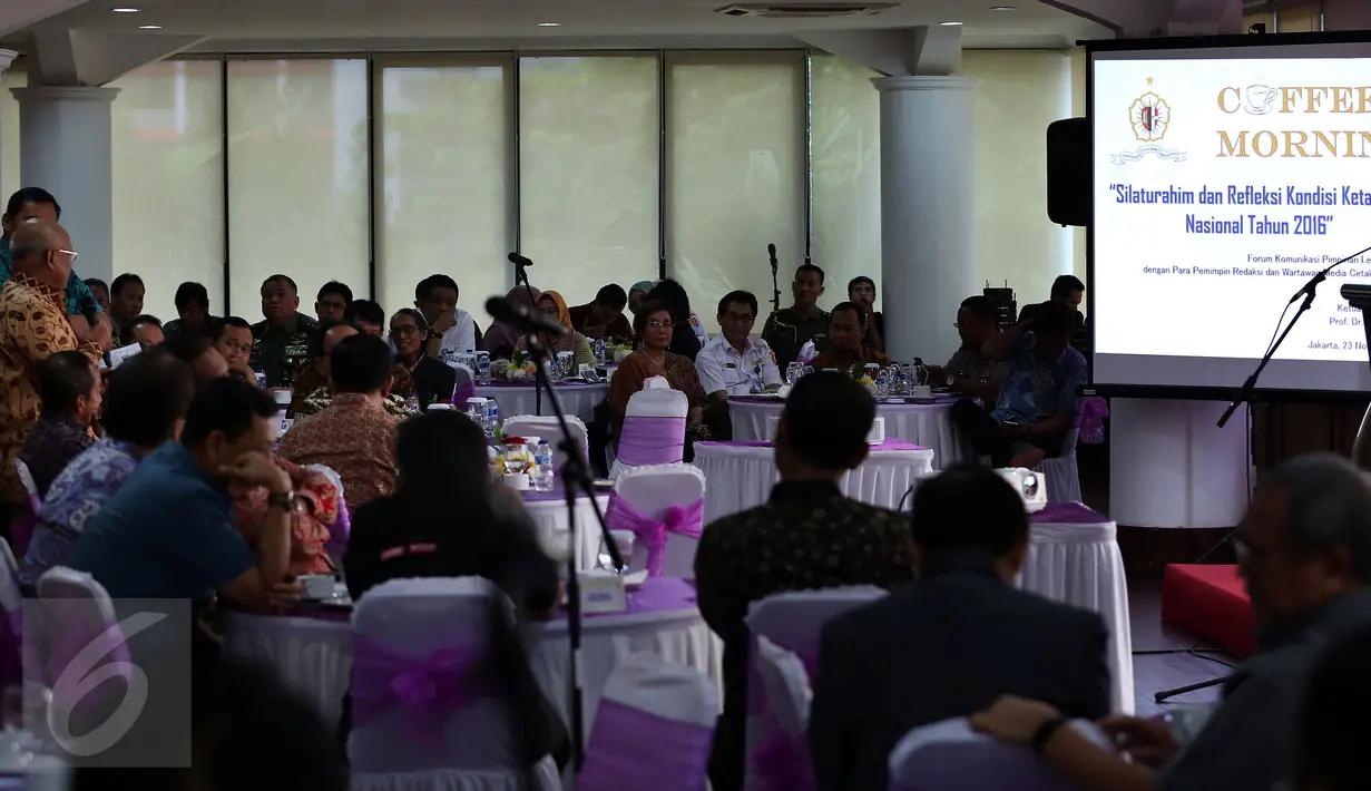 Suasana acara Forum Komunikasi Pimpinan Lemhanas RI, Jakarta, Rabu (23/11). Acara yang di hadiri Gubernur Lemhanas tersebut mendiskusikan Kondisi Ketahanan Nasional dihadapkan dengan media elektronik yang semakin berkembang. (Liputan6.com/Johan Tallo)