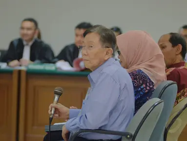 Kwik Kian Gie dihadirkan sebagai saksi ahli dalam kasus Bank Century di Pengadilan Tipikor, Senin (12/5/14). (Liputan6.com/Faizal Fanani)