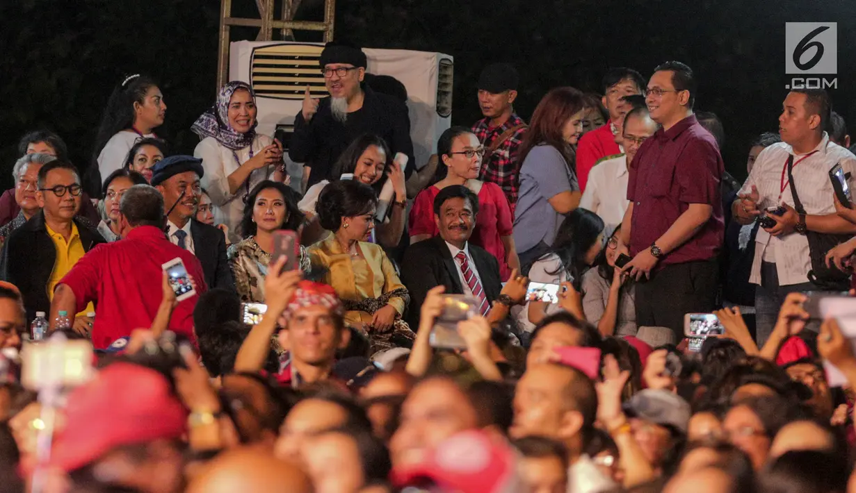 Gubernur DKI Jakarta, Djarot Saiful Hidayat bersama istri dan Ketua DPRD DKI Jakarta, Prasetyo Edi Marsudi saat menyaksikan acara Kaleidoskop dan Terima Kasih Gubernur 2012-2017, di Lapangan Banteng, Jakarta, Sabtu (14/10). (Liputan6.com/Faizal Fanani)