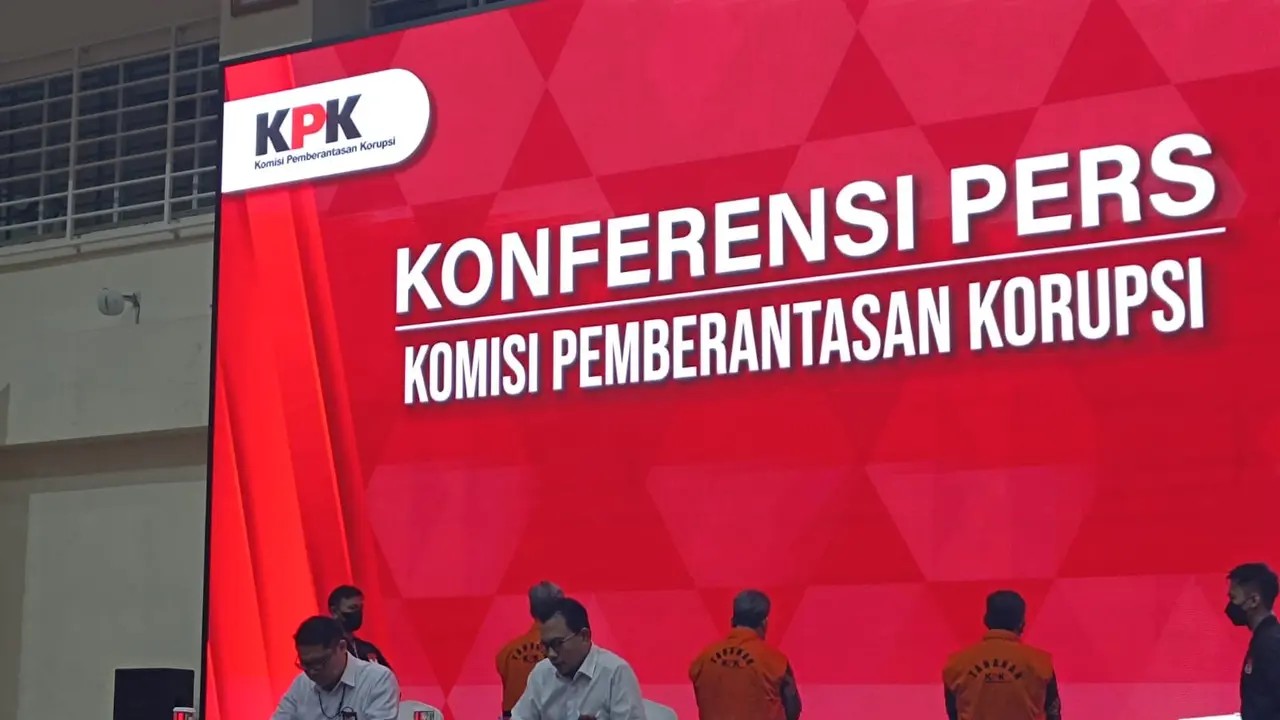 Komisi Pemberantasan Korupsi (KPK) menahan tiga tersangka baru kasus dugaan suap jual beli jabatan di Pemerintah Kabupaten (Pemkab) Pemalang, Jawa Tengah (Liputan6.com/Fachrur Rozie)