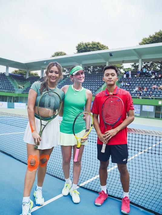 Genie Bouchard sendiri adalah petenis yang sempat mencapai final Wimbledon pada 2014 dan dikenal akan bakatnya di dunia olahraga. Momen tanding antara Luna dan Genie ini sontak menjadi sorotan, tak hanya di kalangan penggemar tenis, tetapi juga para pengikut Luna yang memberikan pujian atas keberaniannya.  (Liputan6.com/IG/@lunamaya)