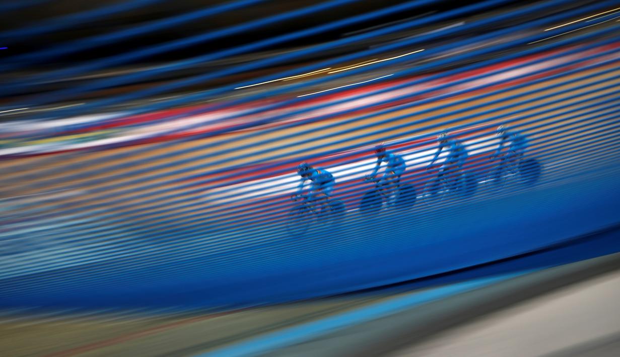 Pebalap sepeda Belgia berlatih jelang Kejuaraan Dunia Balap Sepeda Trek di Lee Valley Velo Park, London, Inggris, (1/3/2016). (AFP/Adrian Dennis)