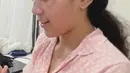 Anak dari Anji ini memang memiliki aura bintang. Ia mempunyai paras cantik seperti sang ibu. Darah seni juga mengalir bagi Leticia yang nyatanya sangat suka cover dance di sekolah. (Liputan6.com/IG/itssheilamj)