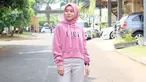 Model hijab yang santai seperti ini cukup sering digunakan oleh Lesty. Ia juga pintar memadupadankan warna hijab dengan pakaian yang tengah dikenakan. (Liputan6.com/IG/@lestykejora)