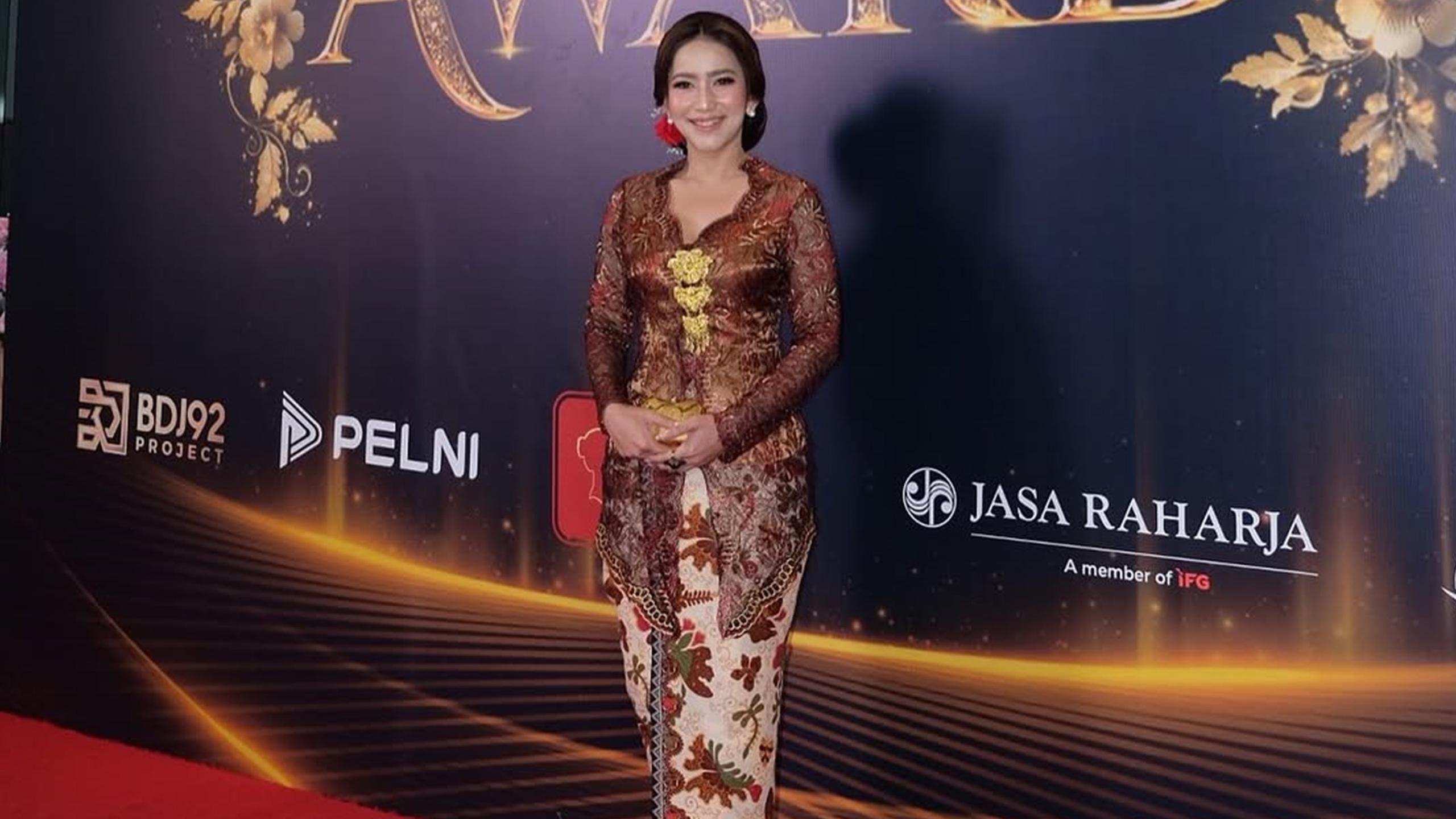 6 Detail Penampilan Risma Nilawati di RA Kartini Award, Kebaya Modern ...