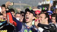 Jorge Lorenzo berselfie ria bersama Johann Zarco (kanan) dan Danny Kent setelah finis di MotoGP Valencia di Sirkuit Ricardo Tormo, Valencia, (8/11/2015). (AFP Photo/Javier Soriano)