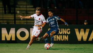 Winger Bali United, Thijmen Goppel, dibayangi Riyatno Abiyoso dari PSIM Yogyakarta pada laga pekan ke-22 BRI Super League 2025/2026 di Stadion Sultan Agung, Bantul, Senin (23/2/2026). (Bola.com/Alit Binawan)