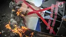 Massa dari berbagai elemen ormas Islam menginjak dan membakar poster Presiden Prancis Emmanuel Marcon di kawasan Sarinah, Jakarta, Senin (2/11/2020). Demonstrasi ini untuk mengecam Emanuel Macron atas pernyataannya yang dinilai telah menghina Islam dan Nabi Muhammad SAW. (Liputan6.com/Faizal Fanani)