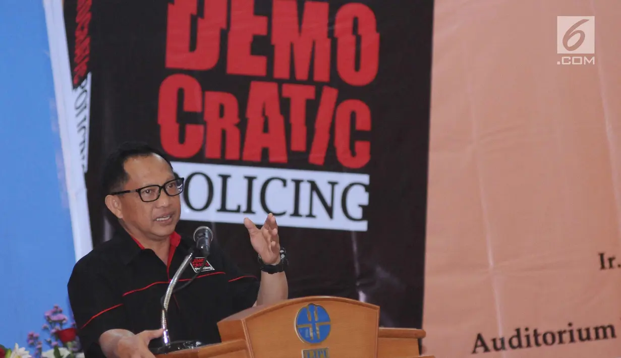 Kapolri, Jenderal Pol Tito Karnavian memberi kata pembuka peluncuran buku 'Democratic Policing' di Jakarta, Selasa (21/11). Diharapkan buku ini menjadi pegangan para pemikir Polri dan diterapkan di lapangan. (Liputan6.com/Helmi Fithriansyah)