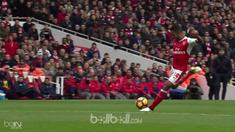 Berita video tembakan roket striker Arsenal, Theo Walcott, digagalkan tiang gawang Tottenham Hotspur. This video presented y Ballball.