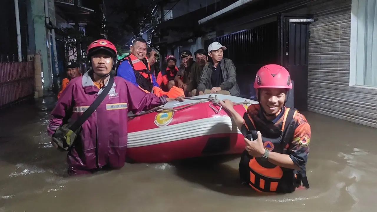 BPBD Tangerang Selatan melakukan evakuasi terhadap warga di wilayahnya yang terdampak banjir.