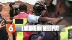 Petugas keamanan melarang wartawan saat ingin meliput kecelakaan kerja yang memakan korban di Tol Desari, jawa Barat.
