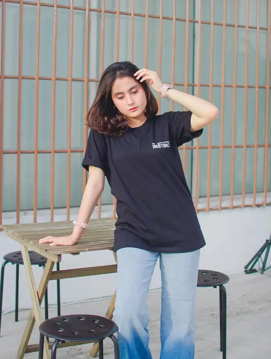 Saat ini Hajarani aktif di akun Instagram @hajarans. Hajarani saat ini memiliki 306 ribu followers. Foto-foto kece pakai outfit selalu banjir like. Banyak yang menyebut gaya Hajarani pakai kaus ini simpel tapi tetap tunjukkan sisi menawan. (Liputan6.com/IG/@hajarans)