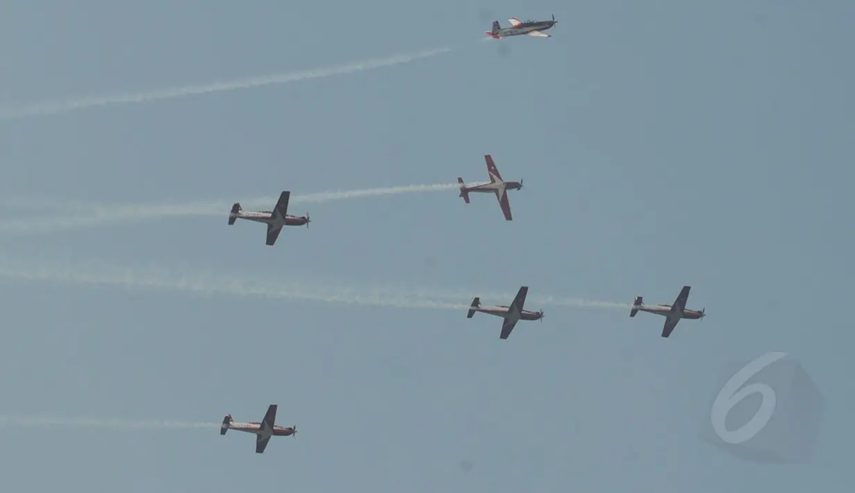 Formasi berpencar di udara Tim Aerobatik Jupiter TNI AU saat tampil memeriahkan HUT RI ke-69 di kawasan Tugu Monas, Jakarta, (31/8/2014). (Liputan6.com/Helmi Fithriansyah)