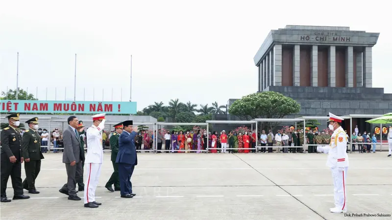 Menhan Prabowo Subianto berziarah ke Mausoleum atau monumen makam tokoh revolusi Vietnam, Ho Chi Minh di sela-sela kunjungan kerjanya di Vietnam